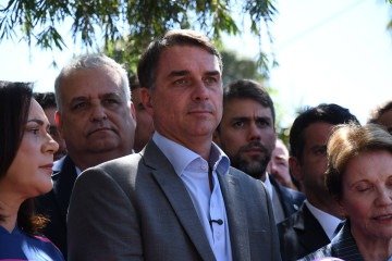 Flávio Bolsonaro: 'Não tem que valer só para o futuro. Para mim, tem que valer já no meu mandato. Se serão quatro ou cinco anos, se também vai valer para governador e prefeito, isso o processo legislativo é que vai definir' -  (crédito:  Marcelo Ferreira/CB/D.A Press)