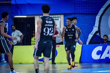 O Brasília Basquete chegou a tomar um susto contra os donos da casa, mas se impôs e venceu a segunda no torneio -  (crédito:  Arthur Lobo ( @jornalobo ))