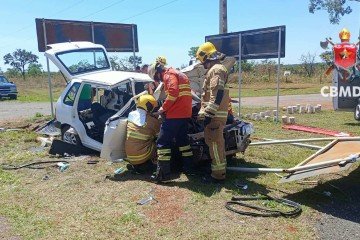 Colisão frontal entre dois veículos na BR-251 deixa três pessoas feridas - (crédito: Divulgação/CBMDF) Colisão frontal entre dois veículos na BR-251 deixa três pessoas feridas - (crédito: Divulgação/CBMDF)