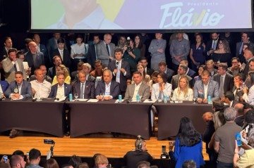 Eleito deputado federal, parlamentar diz que vai ajudar Celina a buscar votos que faltaram no 1º turno
- (crédito: Divulgação/Izac Tomaz) Eleito deputado federal, parlamentar diz que vai ajudar Celina a buscar votos que faltaram no 1º turno
- (crédito: Divulgação/Izac Tomaz)