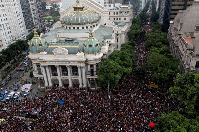 Manifestação a favor de Lula no Rio de Janeiro nesta quarta-feira (7/10) - (crédito: PABLO PORCIUNCULA / AFP) Manifestação a favor de Lula no Rio de Janeiro nesta quarta-feira (7/10) - (crédito: PABLO PORCIUNCULA / AFP)