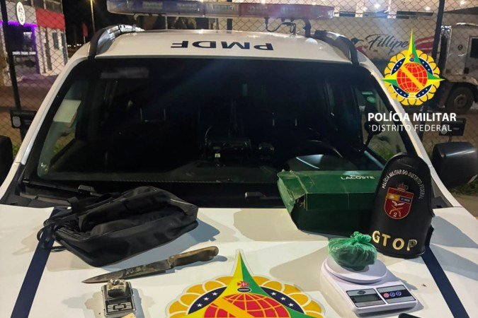 A ação resultou no recolhimento de 130 gramas de maconha, 17 unidades de LSD, duas balanças de precisão, uma faca, um aparelho celular e R$ 35 em espécie - (crédito: Divulgação/PMDF) A ação resultou no recolhimento de 130 gramas de maconha, 17 unidades de LSD, duas balanças de precisão, uma faca, um aparelho celular e R$ 35 em espécie - (crédito: Divulgação/PMDF)