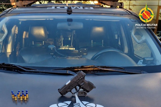 O detido foi conduzido, juntamente com a pistola, as munições e os materiais recolhidos, à 16ª Delegacia de Polícia - (crédito: Divulgação/PMDF) O detido foi conduzido, juntamente com a pistola, as munições e os materiais recolhidos, à 16ª Delegacia de Polícia - (crédito: Divulgação/PMDF)