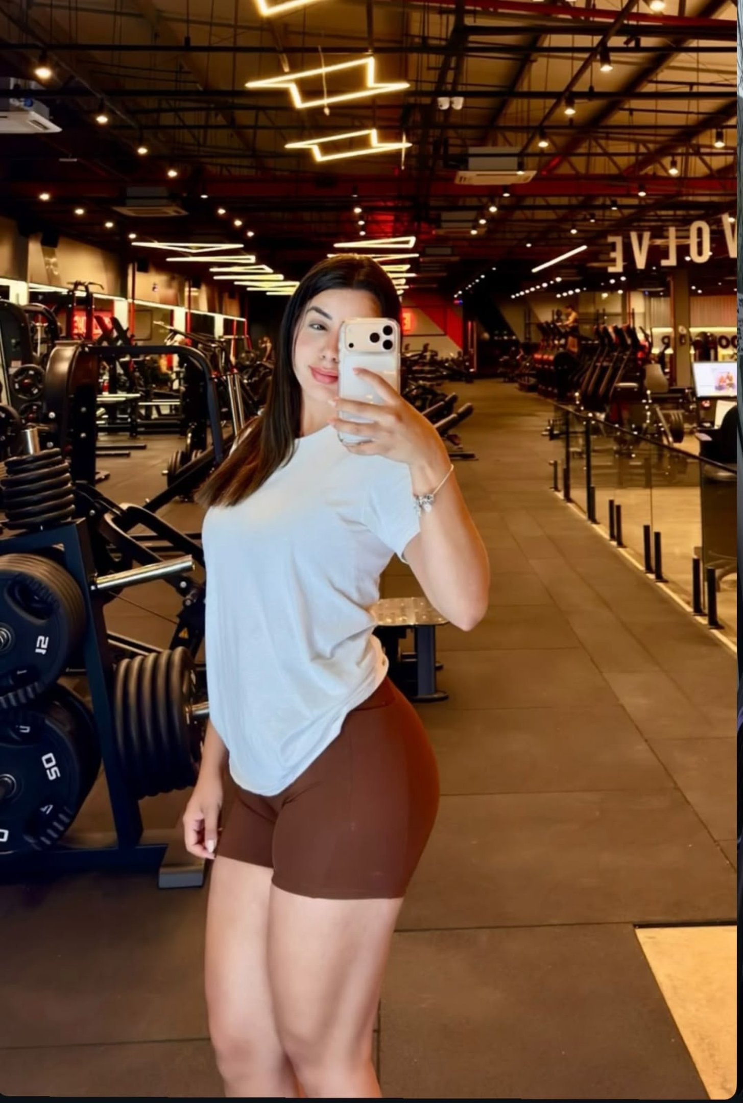 Hoje, Karina prioriza o treino de gl&uacute;teos para atrais resultados r&aacute;pidos