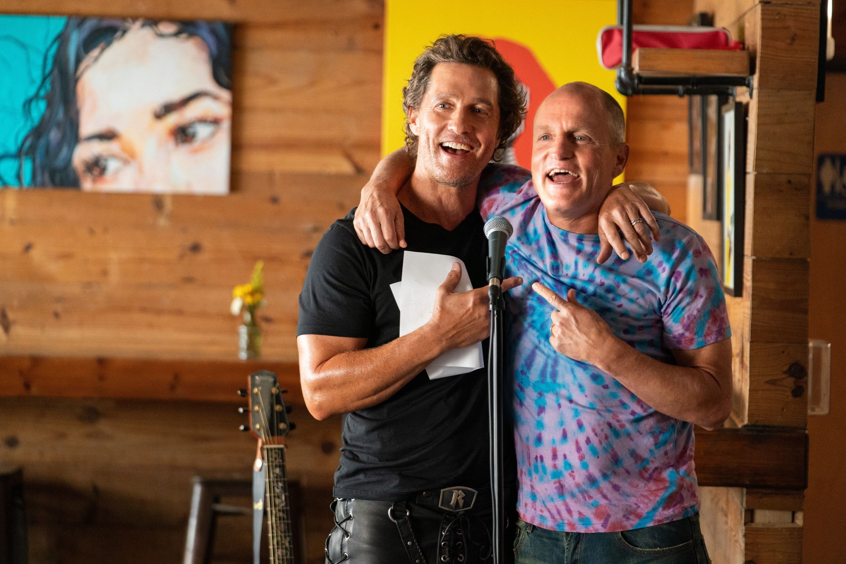 Matthew McConaughey e Woody Harrelson brincam com o rumor que são irmãos em série