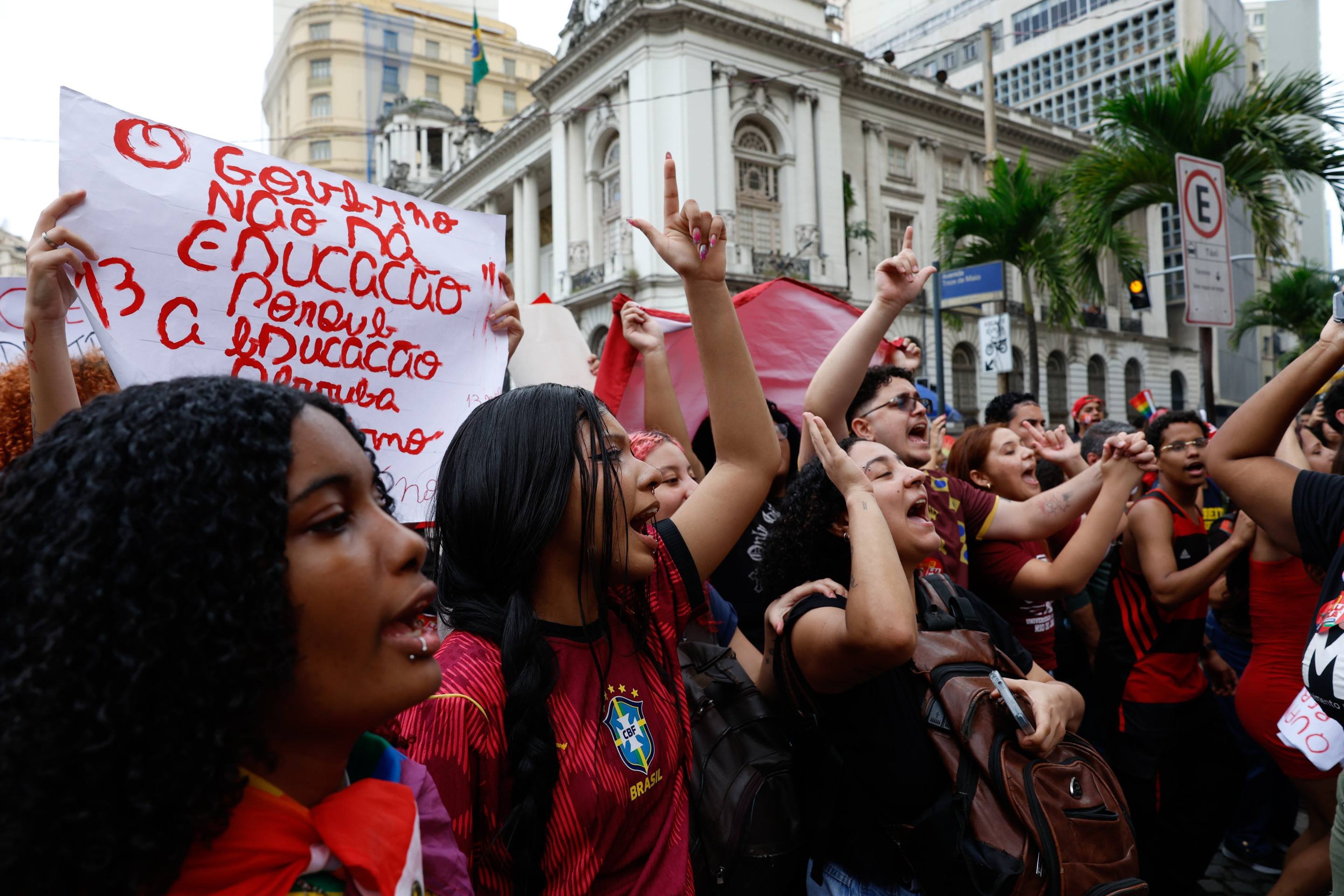 No Rio, caminhada partiu da Candel&aacute;ria rumo &agrave; Cinel&acirc;ndia combinando reivindica&ccedil;&otilde;es do ensino p&uacute;blico e manifesta&ccedil;&otilde;es pol&iacute;ticas