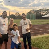 O pequeno Emanuel com o treinador, Halley Cunha (E), a mãe, Mayara Lima, e o pai, Everton de Oliveira -  (crédito: Maria Eduarda Lavocat)