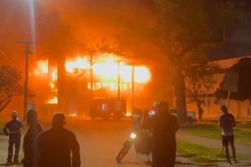 O inc&ecirc;ndio atingiu pr&eacute;dios na Cidade Universit&aacute;ria da UFPE -  (crédito: Corpo de Bombeiros de Pernambuco)