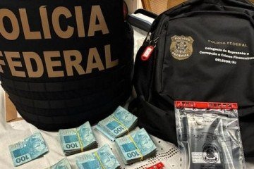 Materiais e dinheiro apreendido pela Pol&iacute;cia Federal durante opera&ccedil;&atilde;o contra corrup&ccedil;&atilde;o no Rio de Janeiro -  (crédito: Divulga&ccedil;&atilde;o/PF)