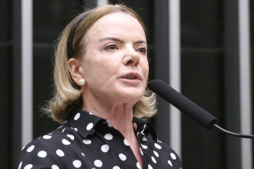 Deputada federal Gleisi Hoffmann convoca militância petista para intensificar campanha pela reeleição de Lula no segundo turno - (crédito: Kayo Magalhães / Câmara dos Deputados) Deputada federal Gleisi Hoffmann convoca militância petista para intensificar campanha pela reeleição de Lula no segundo turno - (crédito: Kayo Magalhães / Câmara dos Deputados)