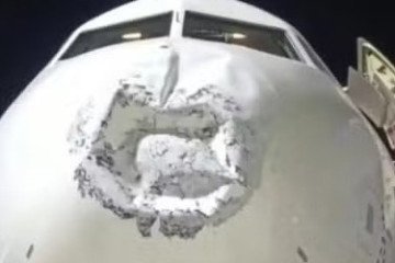 O avião da IndiGo sofreu danos no radome após ser atingido por raio e granizo durante voo - (crédito: Reprodução/Redes sociais) O avião da IndiGo sofreu danos no radome após ser atingido por raio e granizo durante voo - (crédito: Reprodução/Redes sociais)
