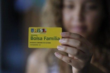 O que Flávio Bolsonaro e Lula propõem sobre o Bolsa Família - (crédito: Getty Images) O que Flávio Bolsonaro e Lula propõem sobre o Bolsa Família - (crédito: Getty Images)