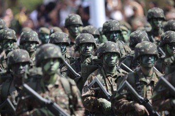Para pesquisador, Bolsonaro submeteu militares a 'vários vexames' em seu governo - (crédito: Getty) Para pesquisador, Bolsonaro submeteu militares a 'vários vexames' em seu governo - (crédito: Getty)