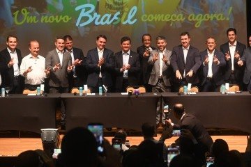 Fl&aacute;vio com governadores e senadores eleitos. Exceto pelo Miss&atilde;o, candidato drenou todos as legendas de direita para apoi&aacute;-lo neste segundo turno -  (crédito:  Ed Alves/CB/D.A Press)