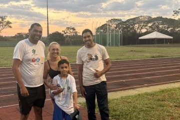 O pequeno Emanuel com o treinador, Halley Cunha (E), a mãe, Mayara Lima, e o pai, Everton de Oliveira -  (crédito: Maria Eduarda Lavocat)