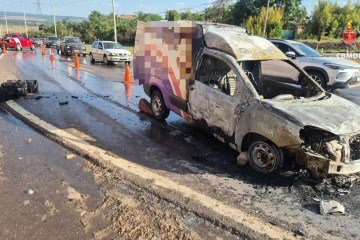 Bombeiros combatem incêndio em veículo utilitário -  (crédito: Divulgação/CBMDF)