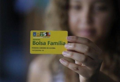 O que Flávio Bolsonaro e Lula propõem sobre o Bolsa Família -  (crédito: Getty Images) -O que Flávio Bolsonaro e Lula propõem sobre o Bolsa Família -  (crédito: Getty Images)