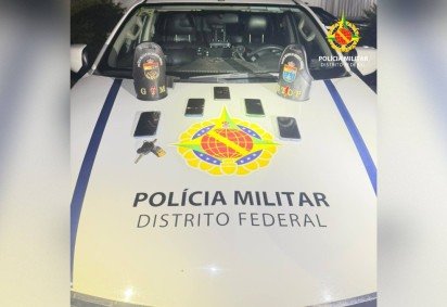 PM consegue prender três assaltantes e recupera objeto roubado para vítima -  (crédito: Divulgação/PMDF) -PM consegue prender três assaltantes e recupera objeto roubado para vítima -  (crédito: Divulgação/PMDF)