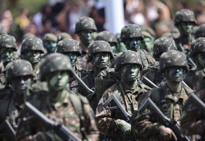 Para pesquisador, Bolsonaro submeteu militares a 'vários vexames' em seu governo -  (crédito: Getty) -Para pesquisador, Bolsonaro submeteu militares a 'vários vexames' em seu governo -  (crédito: Getty)