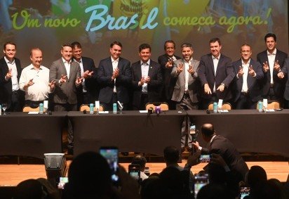 Fl&aacute;vio com governadores e senadores eleitos. Exceto pelo Miss&atilde;o, candidato drenou todos as legendas de direita para apoi&aacute;-lo neste segundo turno -  (crédito:  Ed Alves/CB/D.A Press) -Fl&aacute;vio com governadores e senadores eleitos. Exceto pelo Miss&atilde;o, candidato drenou todos as legendas de direita para apoi&aacute;-lo neste segundo turno -  (crédito:  Ed Alves/CB/D.A Press)