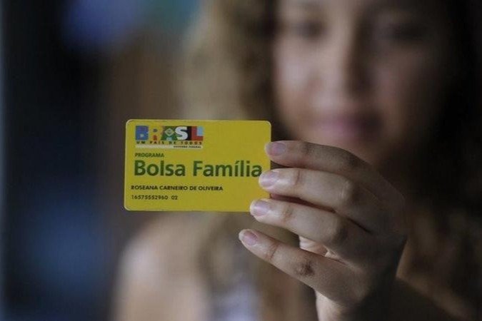 O que Flávio Bolsonaro e Lula propõem sobre o Bolsa Família - (crédito: Getty Images) O que Flávio Bolsonaro e Lula propõem sobre o Bolsa Família - (crédito: Getty Images)