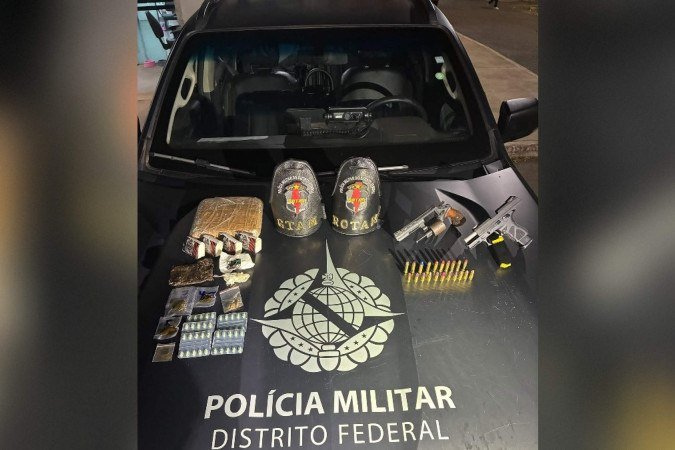 Material apreendido pela ROTAM em Ceilândia inclui armas, munições e mais de 1 kg de drogas - (crédito: Material cedido ao Correio) Material apreendido pela ROTAM em Ceilândia inclui armas, munições e mais de 1 kg de drogas - (crédito: Material cedido ao Correio)