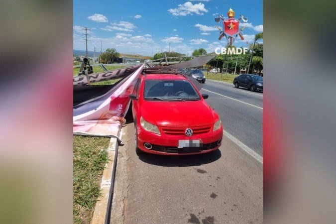 Outdoor cai sobre carro e deixa pessoa ferida - (crédito: divulgação/CBMDF) Outdoor cai sobre carro e deixa pessoa ferida - (crédito: divulgação/CBMDF)