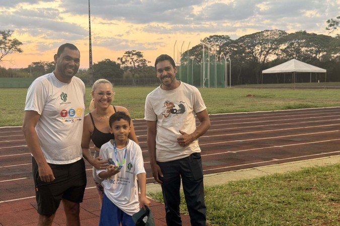 O pequeno Emanuel com o treinador, Halley Cunha (E), a mãe, Mayara Lima, e o pai, Everton de Oliveira - (crédito: Maria Eduarda Lavocat) O pequeno Emanuel com o treinador, Halley Cunha (E), a mãe, Mayara Lima, e o pai, Everton de Oliveira - (crédito: Maria Eduarda Lavocat)