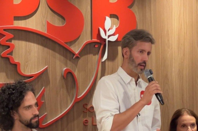 Leandro Grass (PT) recebe apoio do PSB para o segundo turno - (crédito: Beatriz Mascarenhas/CB/D.A Press) Leandro Grass (PT) recebe apoio do PSB para o segundo turno - (crédito: Beatriz Mascarenhas/CB/D.A Press)
