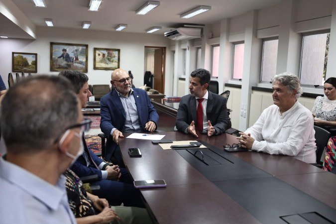 ministro da Educação, Leonardo Barchini em visita as instalações da Universidade Federal de Pernambuco (UFPE) -  (crédito: Bruna Araújo/MEC)