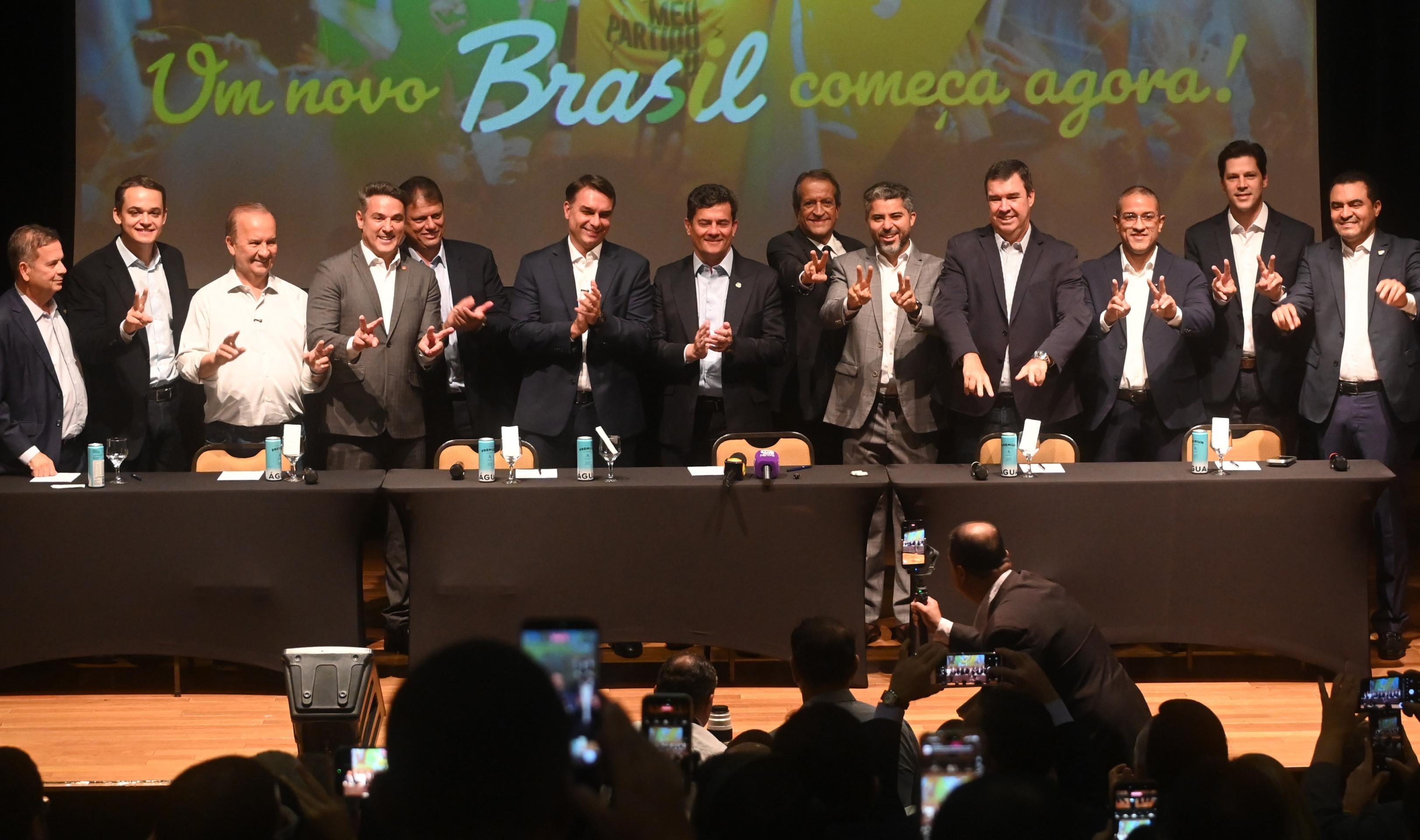 Fl&aacute;vio com governadores e senadores eleitos. Exceto pelo Miss&atilde;o, candidato drenou todos as legendas de direita para apoi&aacute;-lo neste segundo turno -  (crédito:  Ed Alves/CB/D.A Press)