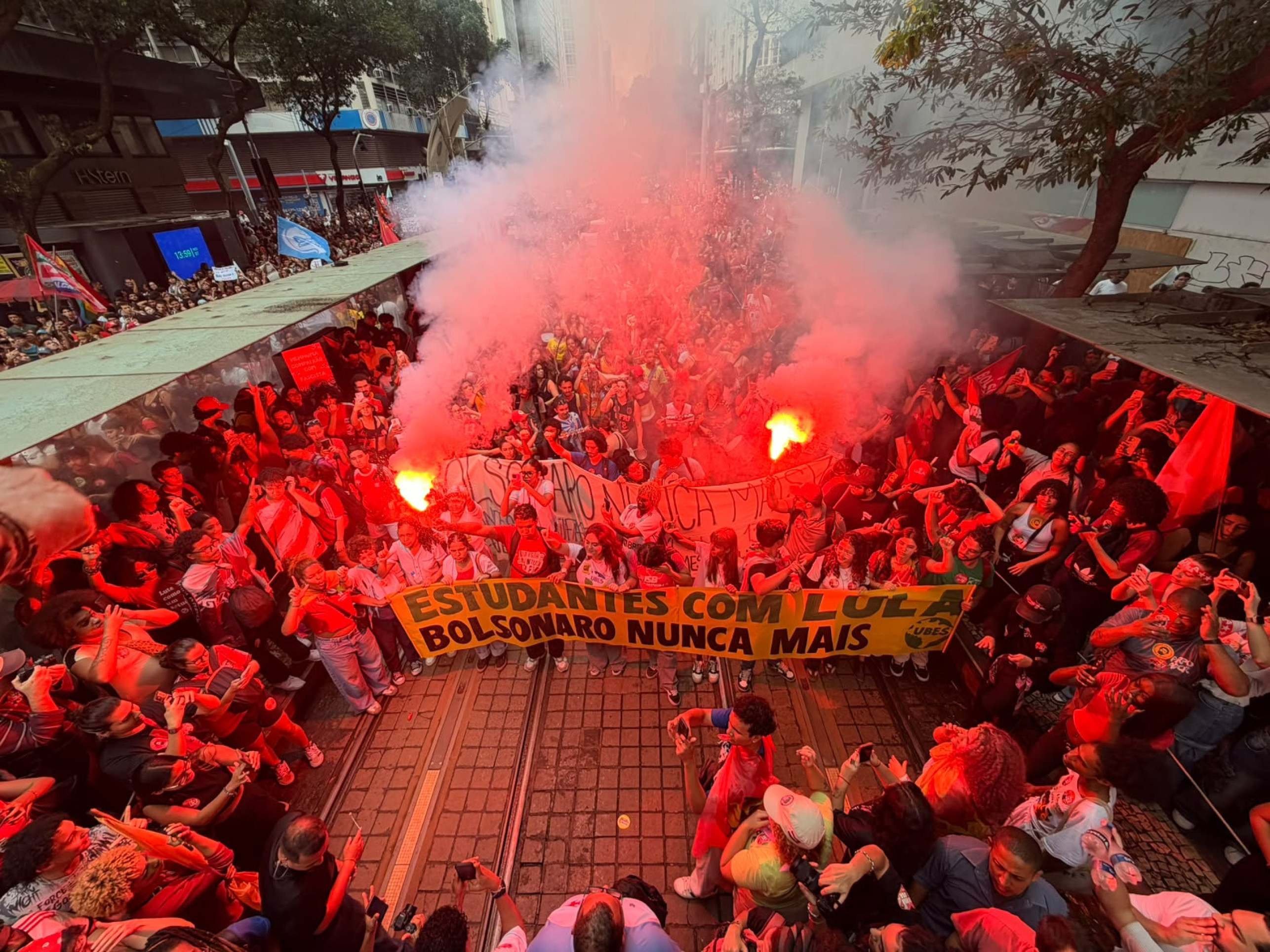 UNE e Ubes levam campanha por Lula às ruas e miram quem não votou