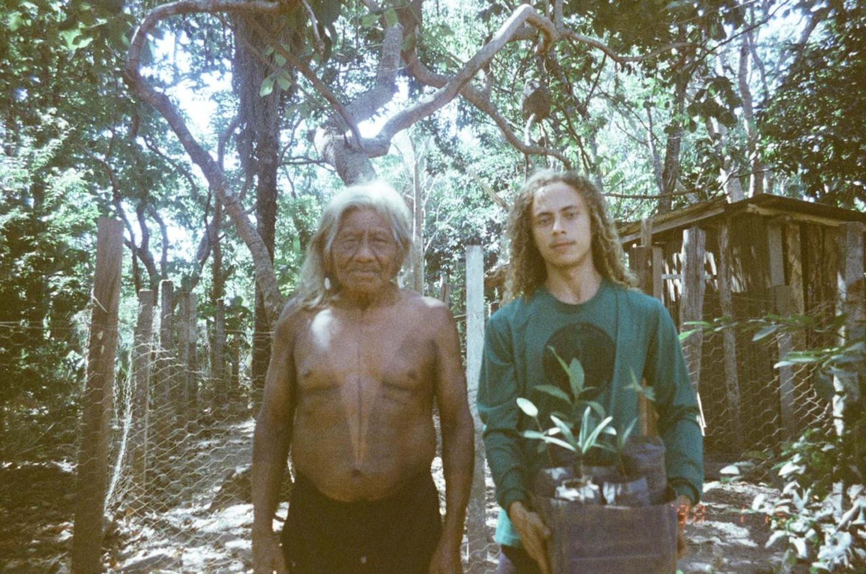 Matheus Destro e a lideran&ccedil;a Badjai, da Aldeia Piara&ccedil;u: origem do pequi 