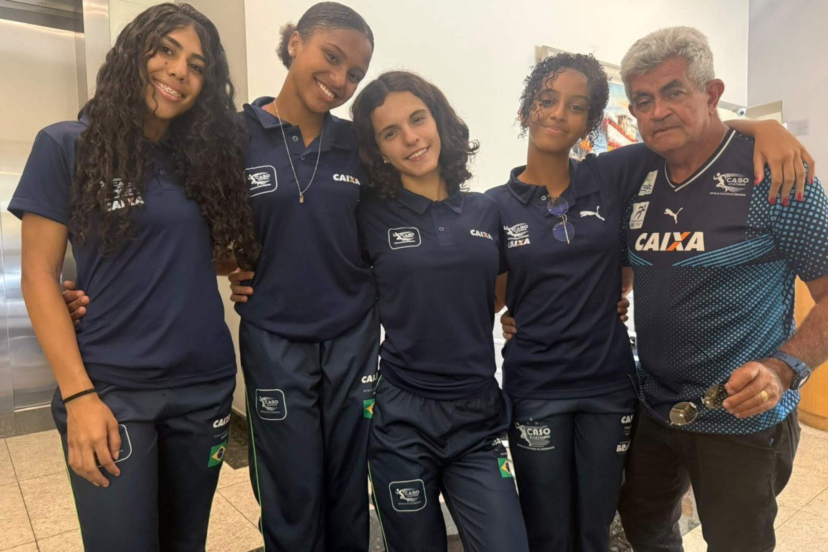 Ana Clara Dur&atilde;es, Maria Luisa Anonni, Ana Lu&iacute;sa Leite, Lara Ribeiro Barbosa com o treinador Jo&atilde;o Sena Bonfim
