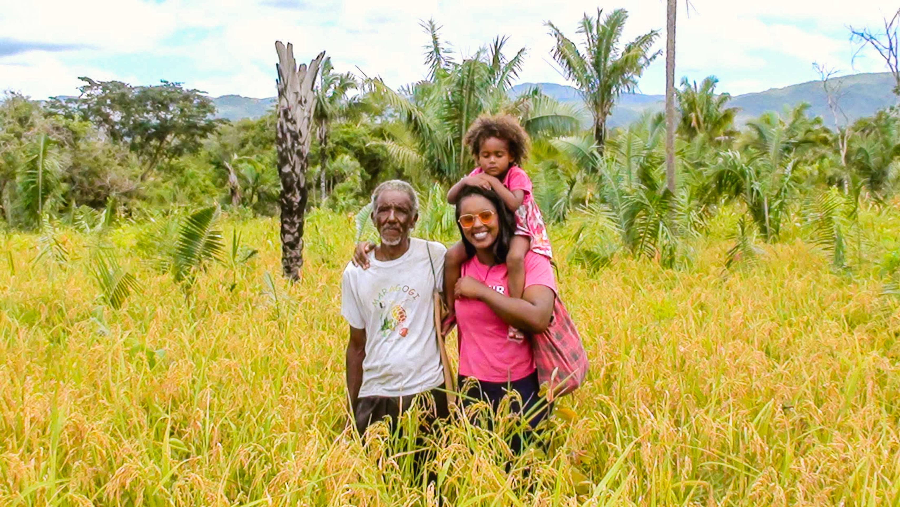 Alcil&eacute;ia Torres, a filha &Aacute;gatha e o tio Sebasti&atilde;o no territ&oacute;rio kalunga V&atilde;o de Almas