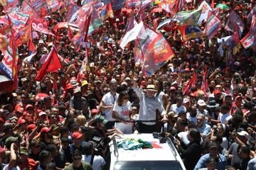 Lula no primeiro ato de campanha do segundo turno: "Essa &eacute; a passeata daqueles que querem prender os ladr&otilde;es do BRB" -  (crédito: Marcelo Ferreira/CB/D.A Press)