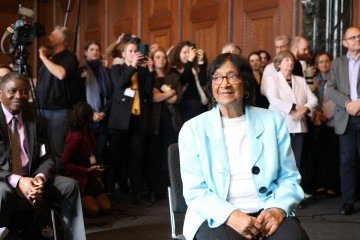 Pillay é fotografada na Sala 600 do Palácio de Justiça de Nuremberg, na Alemanha: jurista estava em evento no local do julgamento de nazistas - (crédito: Frank Boxler/AFP) Pillay é fotografada na Sala 600 do Palácio de Justiça de Nuremberg, na Alemanha: jurista estava em evento no local do julgamento de nazistas - (crédito: Frank Boxler/AFP)
