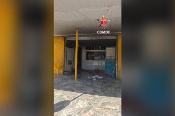 Estabelecimento comercial sofre incêndio e bombeiros combatem as chamas - (crédito: Divulgação/CBMDF) Estabelecimento comercial sofre incêndio e bombeiros combatem as chamas - (crédito: Divulgação/CBMDF)