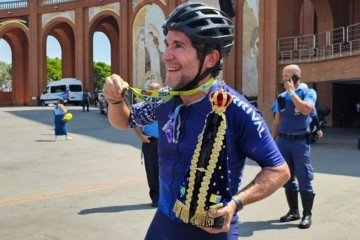 O cantor Daniel, de 58 anos, está percorrendo de bicicleta os 300 quilômetros do Caminho da Fé, rota que leva ao Santuário Nacional de Aparecida -  (crédito: Andreza Galvão/ Santuário Nacional )