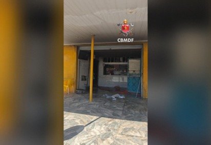 Estabelecimento comercial sofre incêndio e bombeiros combatem as chamas -  (crédito: Divulgação/CBMDF) -Estabelecimento comercial sofre incêndio e bombeiros combatem as chamas -  (crédito: Divulgação/CBMDF)