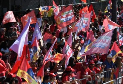 Passeata em Ceilândia (DF), nesta sexta-feira (9/10), onde manifestantes afirmam lutar pela democracia e acreditar na vitória do presidente Luiz Inácio Lula da Silva. -  (crédito: Marcelo Ferreira CB/DA Press) -Passeata em Ceilândia (DF), nesta sexta-feira (9/10), onde manifestantes afirmam lutar pela democracia e acreditar na vitória do presidente Luiz Inácio Lula da Silva. -  (crédito: Marcelo Ferreira CB/DA Press)
