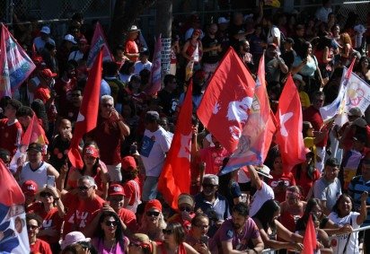 Eleitores se reúnem para caminhada de Lula e Grass em Ceilândia
 -  (crédito: Marcelo Ferreira/CB/D.A Press)