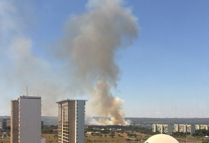 Fuma&ccedil;a intensa chama aten&ccedil;&atilde;o na tarde desta sexta-feira (9/10) no Plano Piloto -  (crédito: Diogo Albuquerque/ Material cedido ao Correio) -Fuma&ccedil;a intensa chama aten&ccedil;&atilde;o na tarde desta sexta-feira (9/10) no Plano Piloto -  (crédito: Diogo Albuquerque/ Material cedido ao Correio)