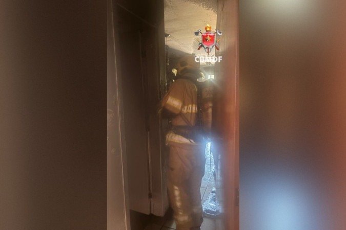 Bombeiro atua em incêndio em apartamento na Asa Norte - (crédito: Divulgação/CBMDF) Bombeiro atua em incêndio em apartamento na Asa Norte - (crédito: Divulgação/CBMDF)