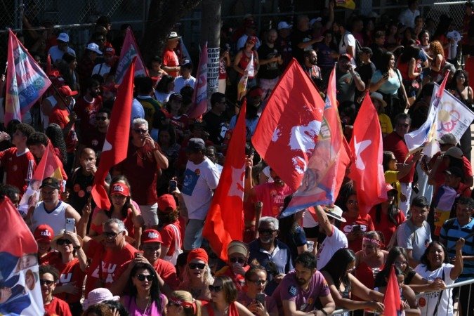 Eleitores se reúnem para caminhada de Lula e Grass em Ceilândia
- (crédito: Marcelo Ferreira/CB/D.A Press) Eleitores se reúnem para caminhada de Lula e Grass em Ceilândia
- (crédito: Marcelo Ferreira/CB/D.A Press)