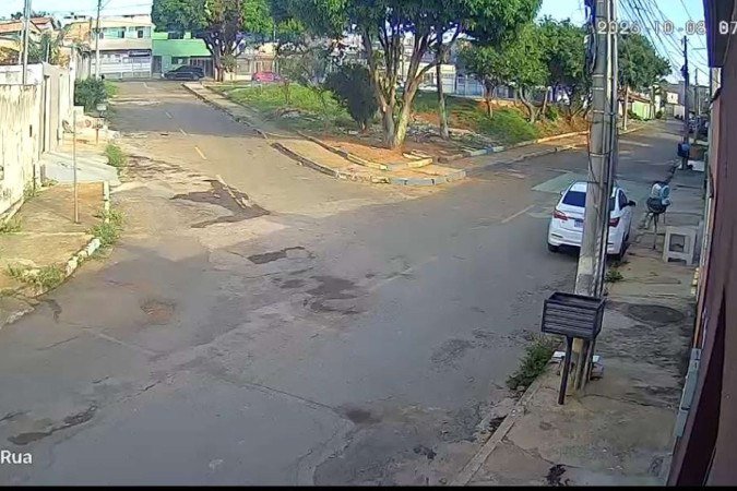 Durante as buscas pelos criminosos, uma viatura da Rotam capotou na GO-521. O acidente resultou na morte do primeiro-sargento da Polícia Militar Elessandro Leite Alves. - (crédito: Divulgação: PCDF) Durante as buscas pelos criminosos, uma viatura da Rotam capotou na GO-521. O acidente resultou na morte do primeiro-sargento da Polícia Militar Elessandro Leite Alves. - (crédito: Divulgação: PCDF)