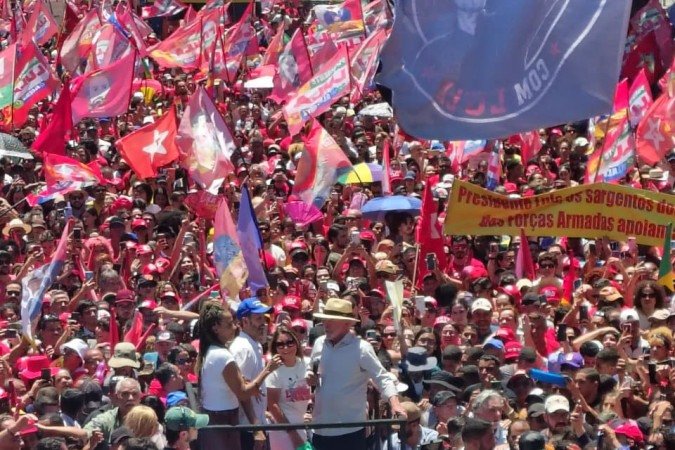 Ao lado de Grass e de Janja, Lula percorreu Ceilândia em carro aberto aos apoiadores
- (crédito: Marcelo Ferreira/CB/DA Press) Ao lado de Grass e de Janja, Lula percorreu Ceilândia em carro aberto aos apoiadores
- (crédito: Marcelo Ferreira/CB/DA Press)