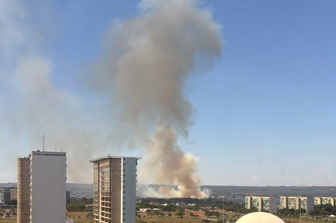 Fumaça intensa chama atenção na tarde desta sexta-feira (9/10) no Plano Piloto - (crédito: Diogo Albuquerque/ Material cedido ao Correio) Fumaça intensa chama atenção na tarde desta sexta-feira (9/10) no Plano Piloto - (crédito: Diogo Albuquerque/ Material cedido ao Correio)