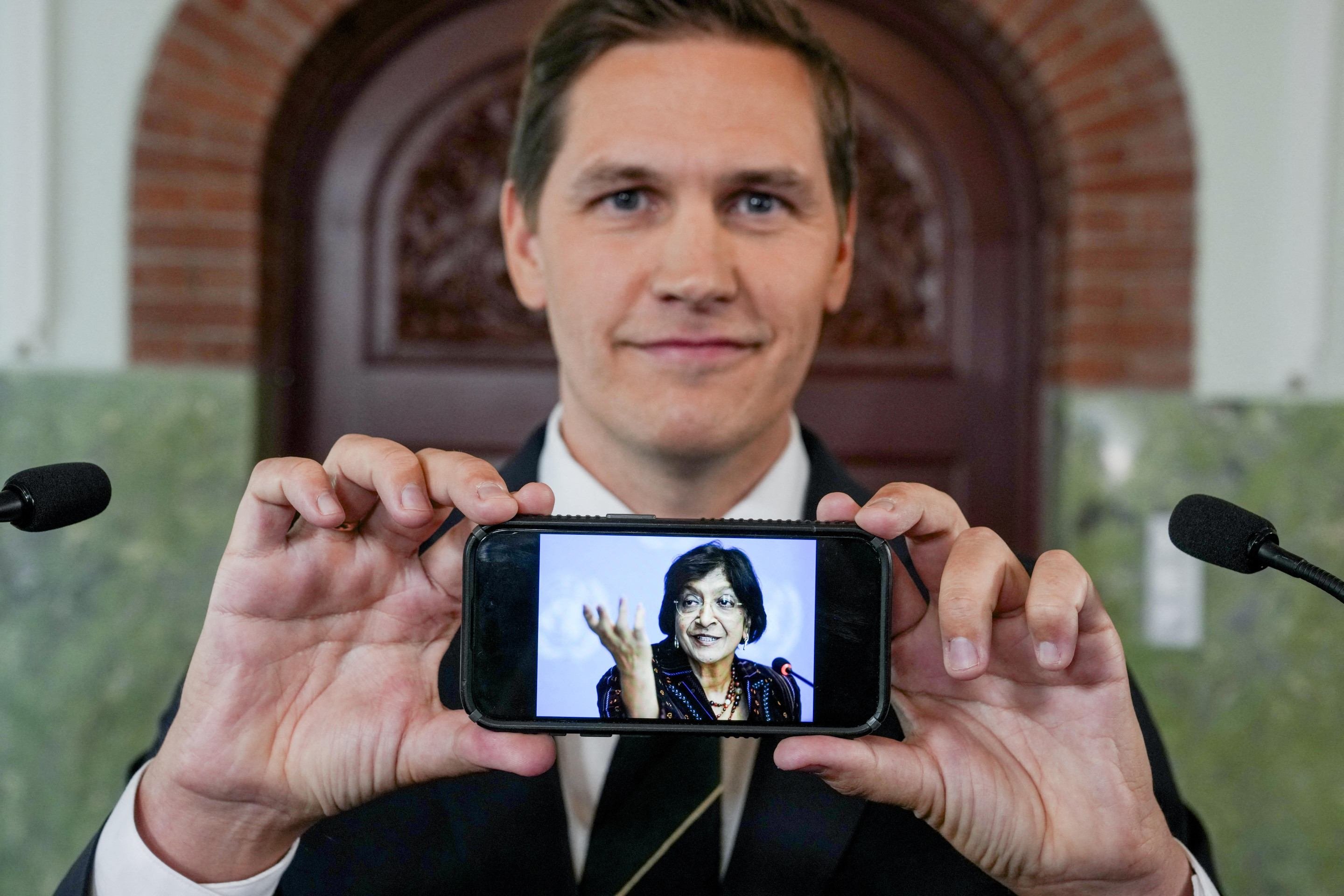 O presidente do Comitê Nobel, Jørgen Watne Frydnes, mostra um celular exibindo uma foto de Pillay, em Oslo 