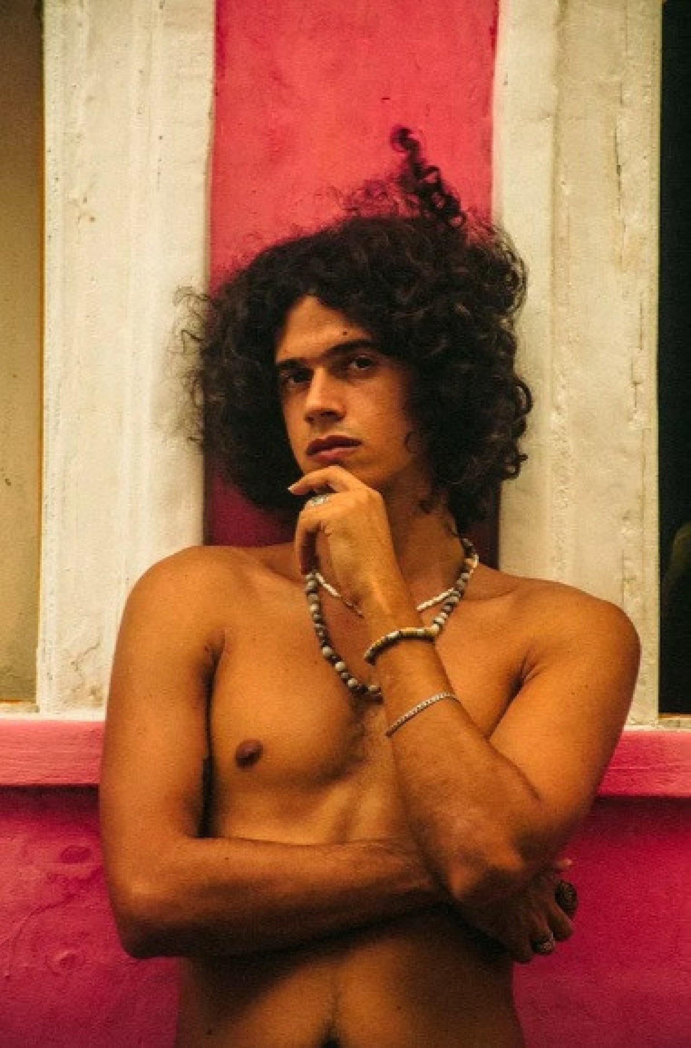 Rodrigo Lelis como caetano Veloso em Meu nome &eacute; Gal